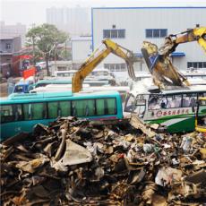 西安交警集中销毁110辆达报废标准客车