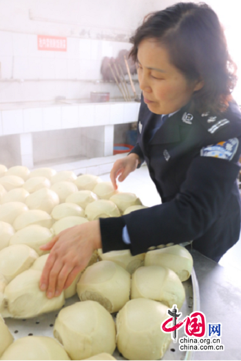 陕西：周至女狱警 温情感化出奇迹