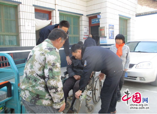 徘徊在派出所门口的父子俩