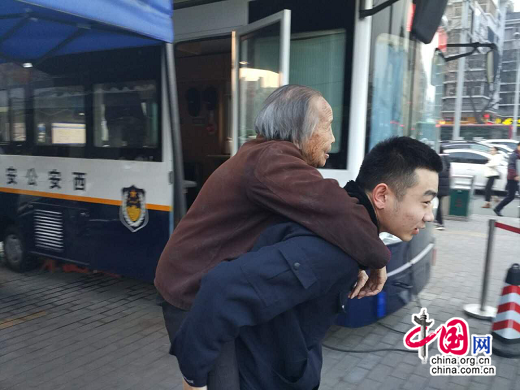 陕西：88岁老太出门遛弯却迷路 民警热心助其回家