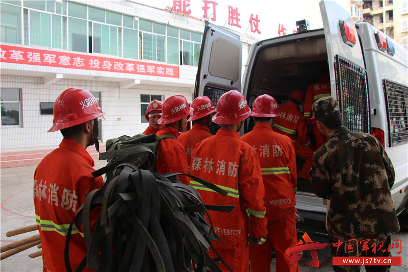 武警常德支队官兵成功扑灭一起森林山火