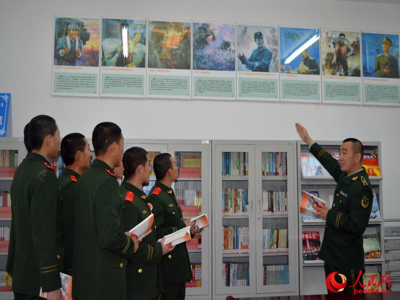 图为干部为官兵讲雷锋故事。