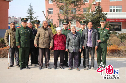 武警陕西省总队渭南市支队：情系雷锋月 爱洒三月天