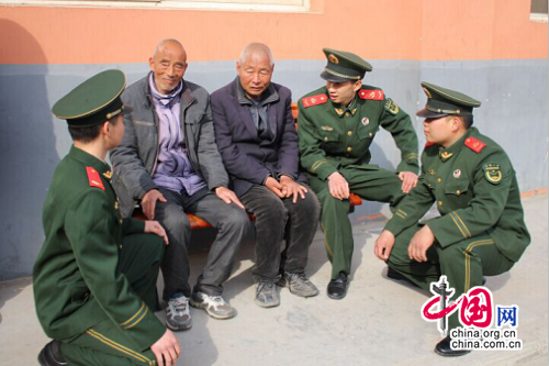 武警陕西省总队渭南市支队：情系雷锋月 爱洒三月天