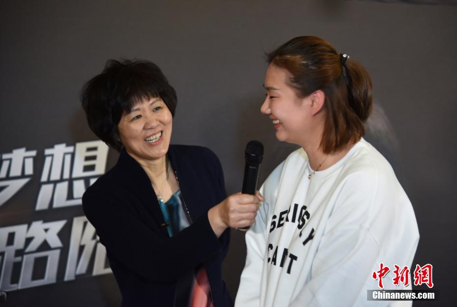 郎平洛杉矶康复训练 女排队员送祝福