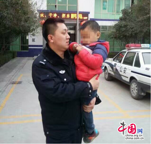 陕西富平民警助4岁儿童找到家人 群众赞他“活雷锋”