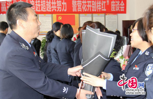 陕西富平公安：追赶超越共努力 警营花开别样红