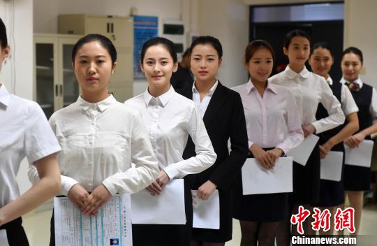 校园招聘空乘现场：综合素质与“颜值”同样被看重