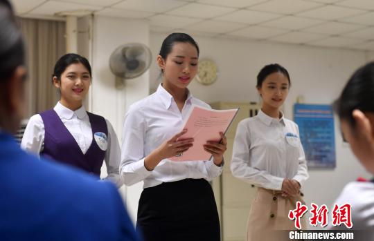 校园招聘空乘现场：综合素质与“颜值”同样被看重