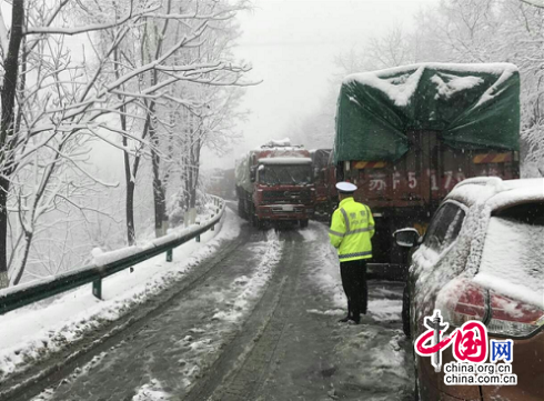 陕西宝鸡：秦岭山突降大雪 300辆车滞留