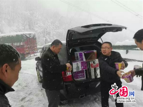 陕西宝鸡：秦岭山突降大雪 300辆车滞留