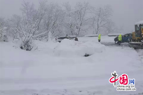 陕西宝鸡：秦岭山突降大雪 300辆车滞留