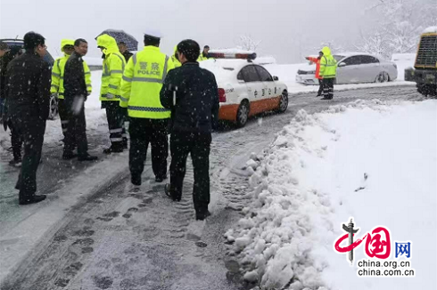 陕西宝鸡：秦岭山突降大雪 300辆车滞留