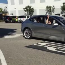 特斯拉Model 3原型车街拍 将于7月投产