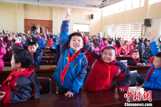 山西太原，小学生们踊跃回答气象知识的提问。　张云 摄