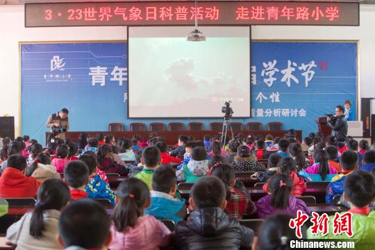 山西太原，气象局的工作人员正在给小学生普及气象知识。　张云　摄