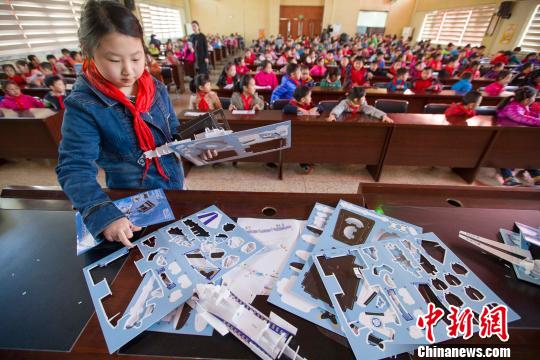 山西太原，纸模大赛结束后，一名小学生在收拾纸模配件。　张云 摄