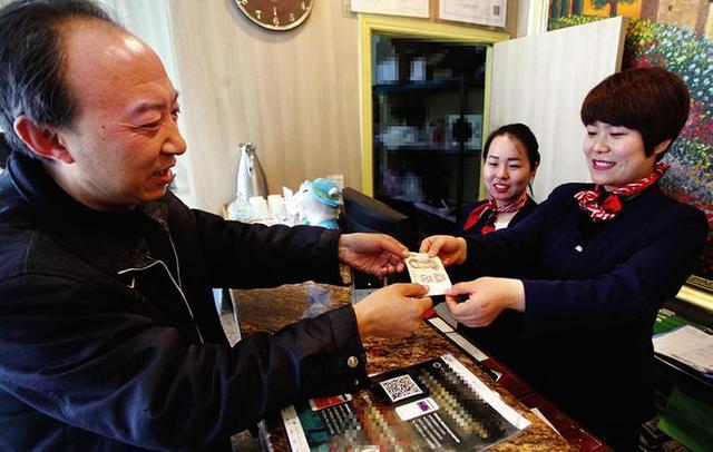 看到报道客人深感惭愧 委托朋友道歉补电费