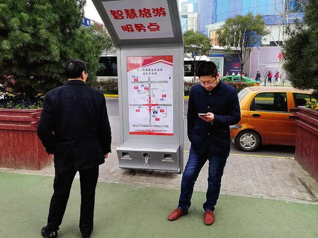 街头出现便民导厕神器 手机能充电如厕看地图 
