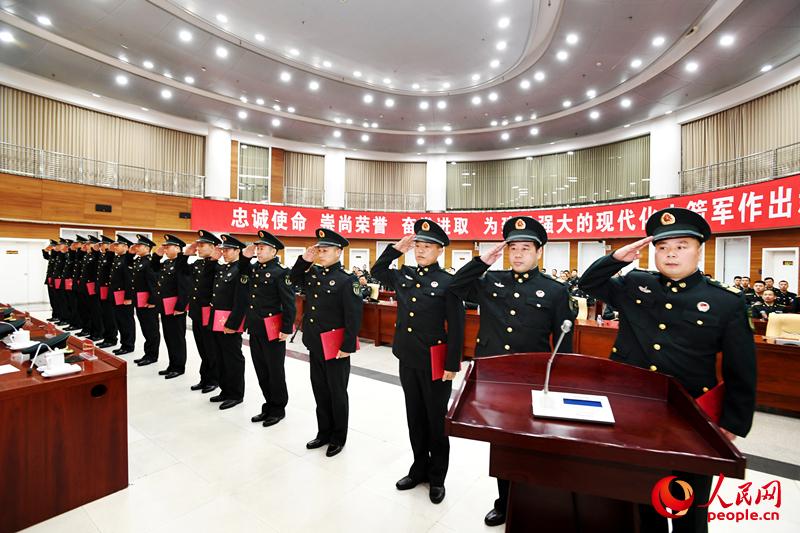 授衔仪式现场。  摄影：冯根锁
