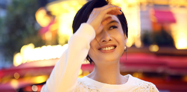 女神朱茵晒自拍：我爱笑，管他皱纹不皱纹