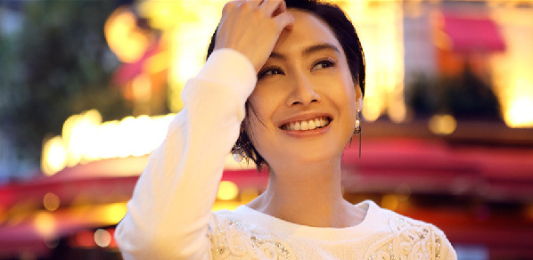 女神朱茵晒自拍：我爱笑，管他皱纹不皱纹