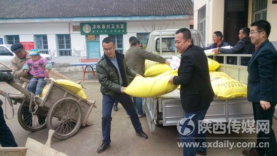 太白县: 为贫困户免费赠送春耕物资