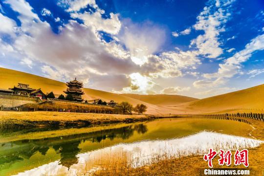 图为夕阳西下时分,月牙泉呈现出沙、泉交相辉映的如画景色。 王斌银 摄 图为夕阳西下时分,月牙泉呈现出沙、泉交相辉映的如画景色。 王斌银 摄