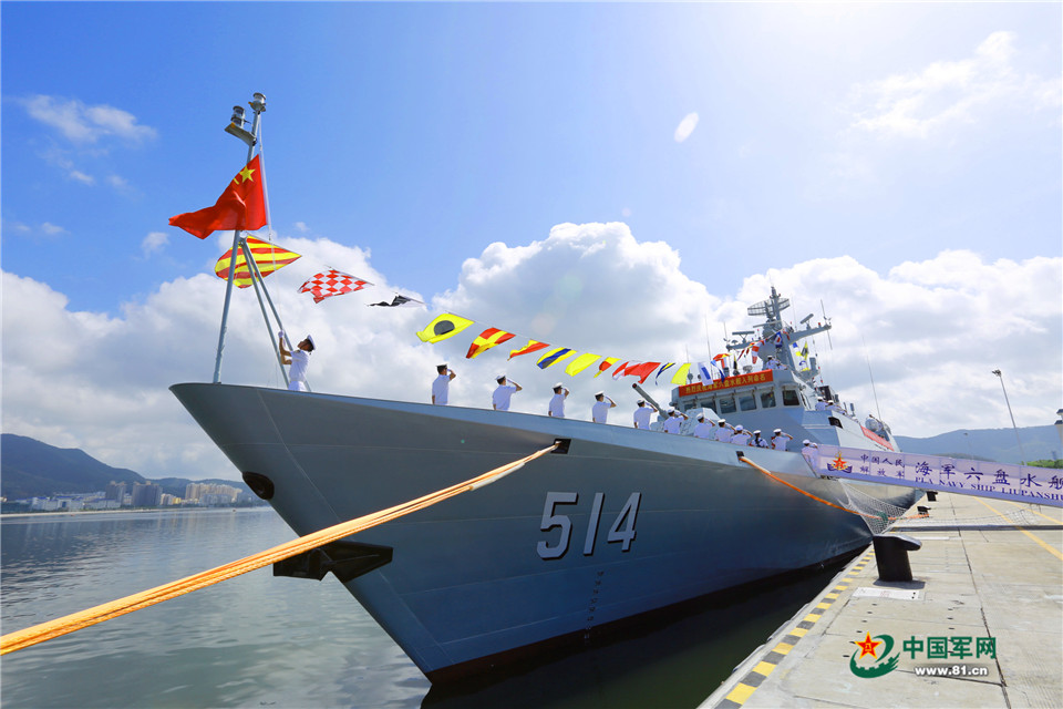 3月31日上午，六盘水舰官兵举行升旗仪式，标志着该舰正式加入人民海军战斗序列。薛成清 摄