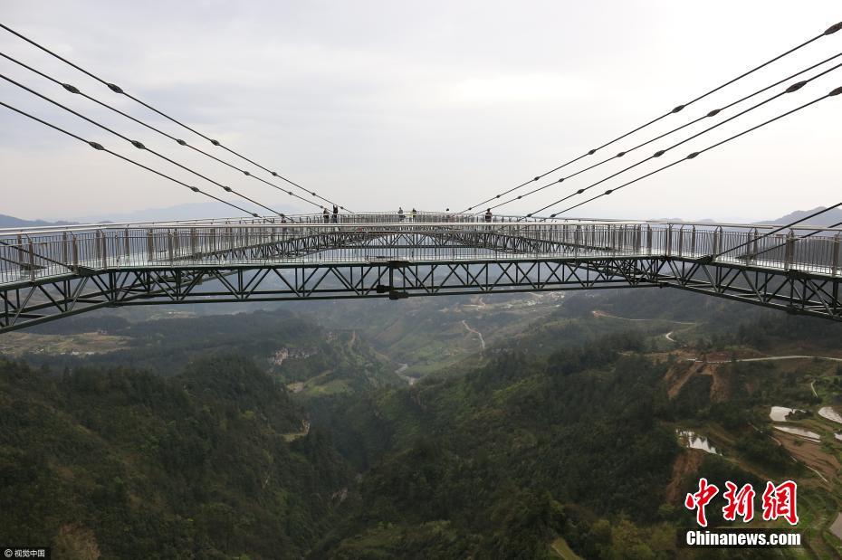 吓破胆！重庆现高80米“天空悬廊”