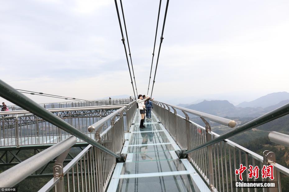 吓破胆！重庆现高80米“天空悬廊”