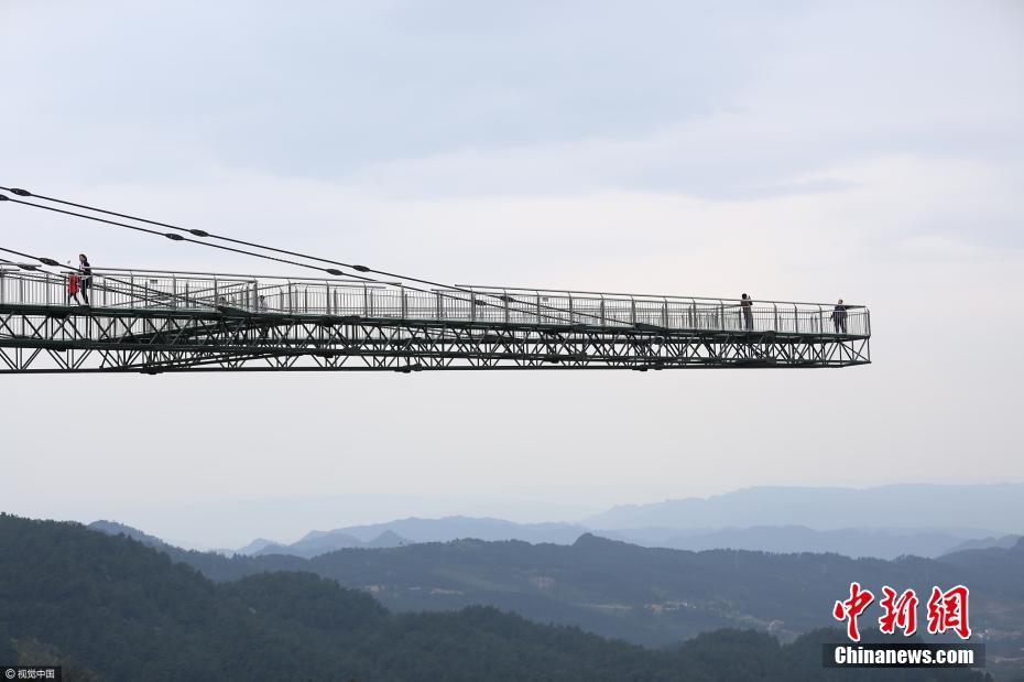 吓破胆！重庆现高80米“天空悬廊”