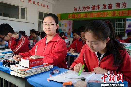 高佳欣同学在自己的座位上。刘文华 摄 点击进入下一页