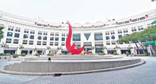 科大今年继续位列第四,成为本地排名最前的年轻大学。 香港文汇报图 点击进入下一页