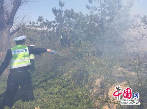 陕西韩城交警执勤遇火情 及时扑救保平安