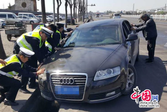 陕西韩城警民携手救援轿车落水