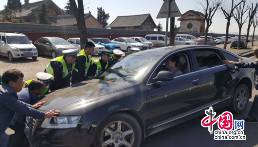 陕西韩城警民携手救援轿车落水