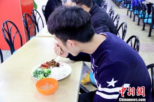 湖南一高校食堂推2元温暖餐8年温暖1200余名贫困学子