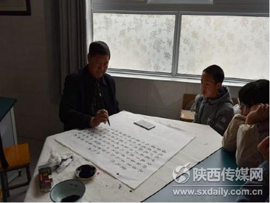 岚皋县举办书画名家进校园活动