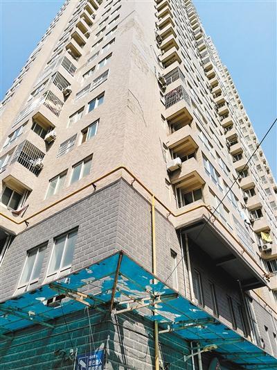 小区外墙瓷砖频繁脱落 业主：砸伤人怎么得了