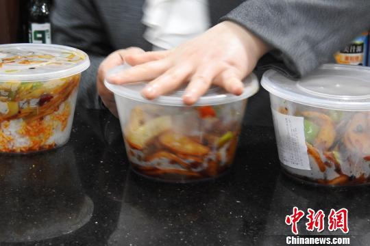 西安一高校食堂推“官方外卖” 大学生兼职送餐