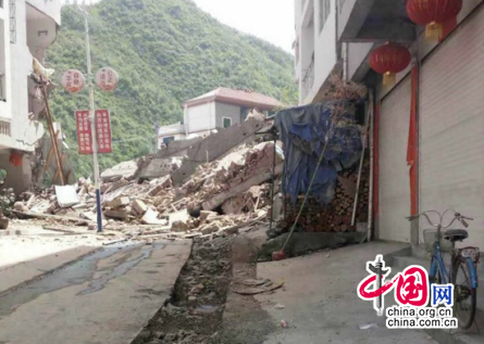 陕西白河茅坪镇突发山体滑坡 八人下落不明