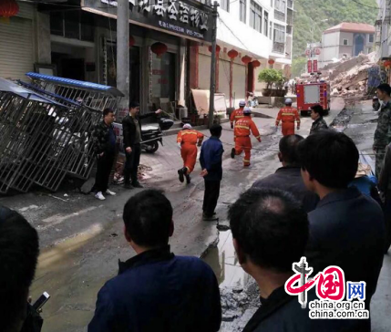 陕西白河茅坪镇突发山体滑坡 八人下落不明