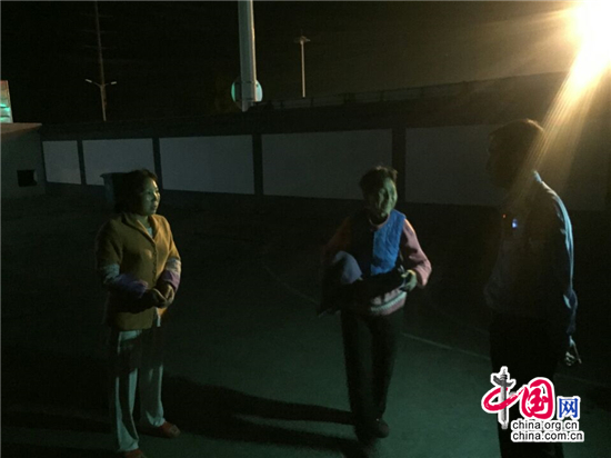 老太高速路“疯狂”拦车 咸阳交警及时解救化险为夷