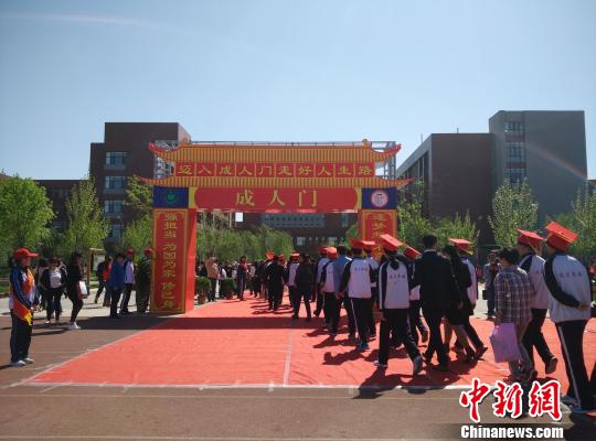 河北衡水一中“18岁成人礼”：赠学生《宪法》读本