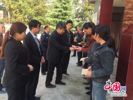 陕西临潼法院深入帮扶群众家中 扎实推进精准扶贫