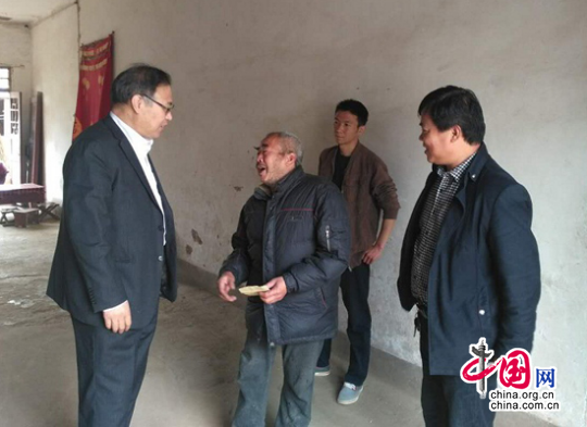 陕西临潼法院深入帮扶群众家中 扎实推进精准扶贫