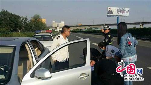 男子车内一氧化碳中毒 咸阳高速交警紧急救助