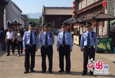 陕西蓝田游客大意失包 民警热心找回获赞