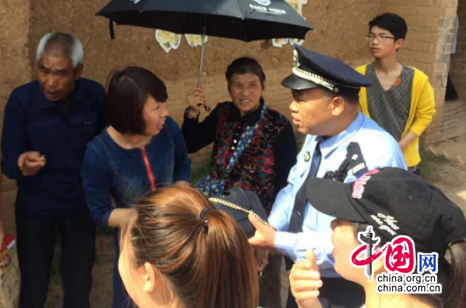 陕西蓝田游客大意失包 民警热心找回获赞